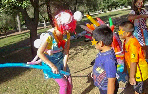 animadora haciedo figulas de globos en fiesta en Madrid